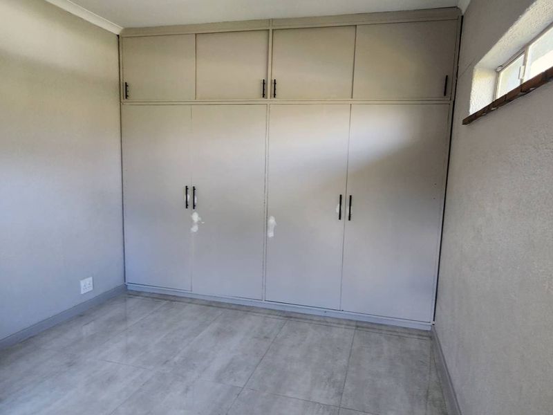 Just Renovated! Beautiful family home with garden flat. - Photo 10