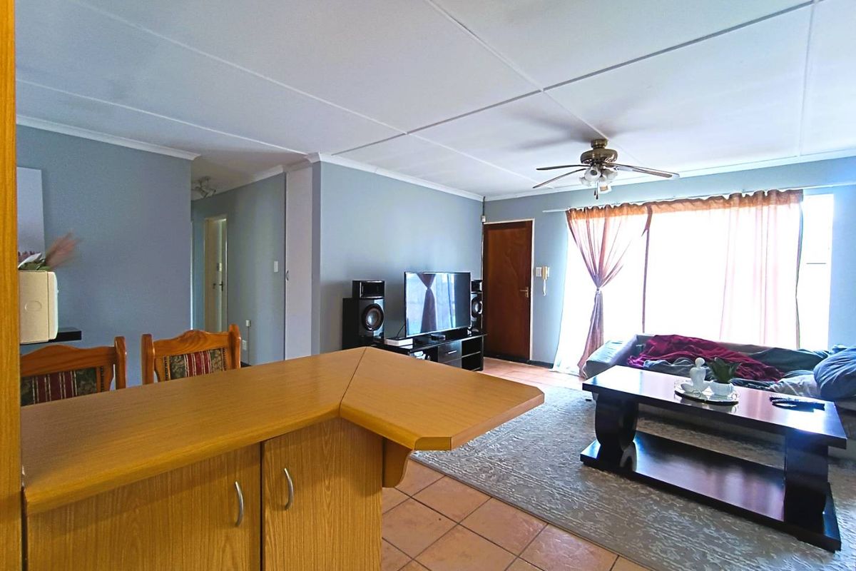 Spacious Townhouse Near Top Schools & UFS - Photo 4