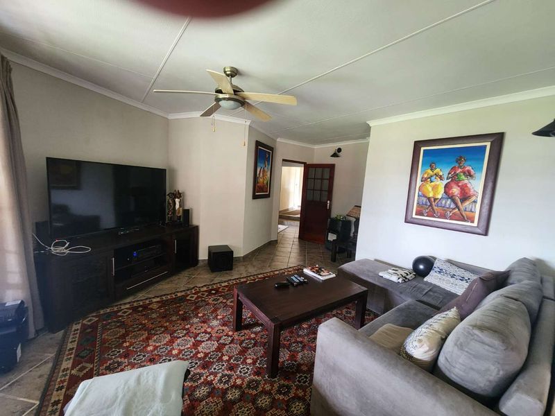 Dream home on the Vaal Dam - Photo 2