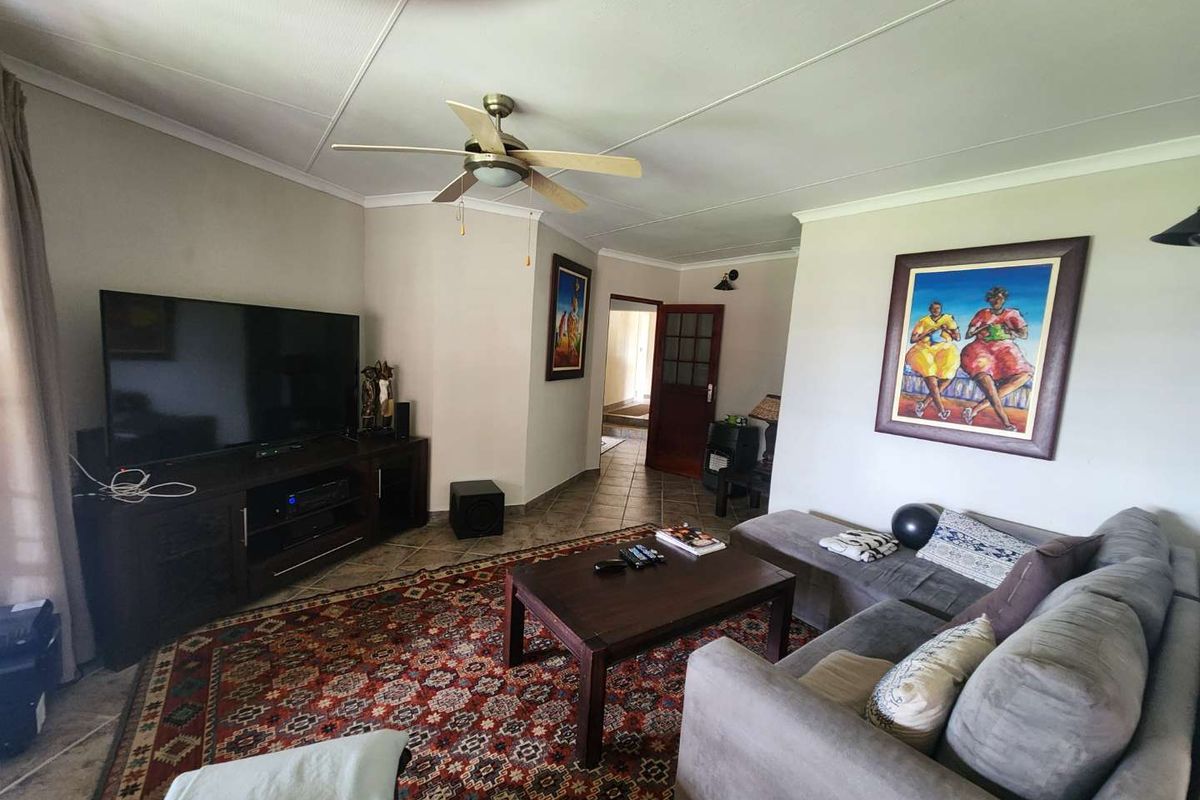 Dream home on the Vaal Dam - Photo 2