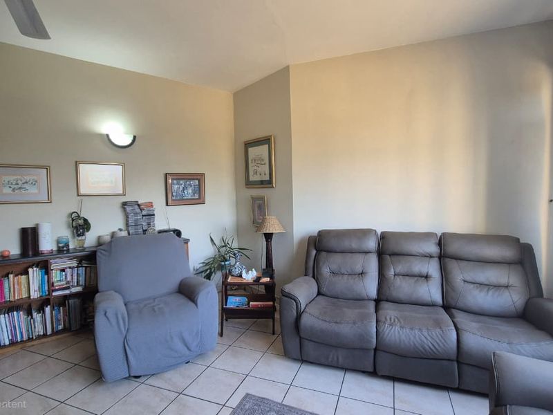 Spacious 3 bedroom unit with a lockup garage in the heart of Margate - Photo 3