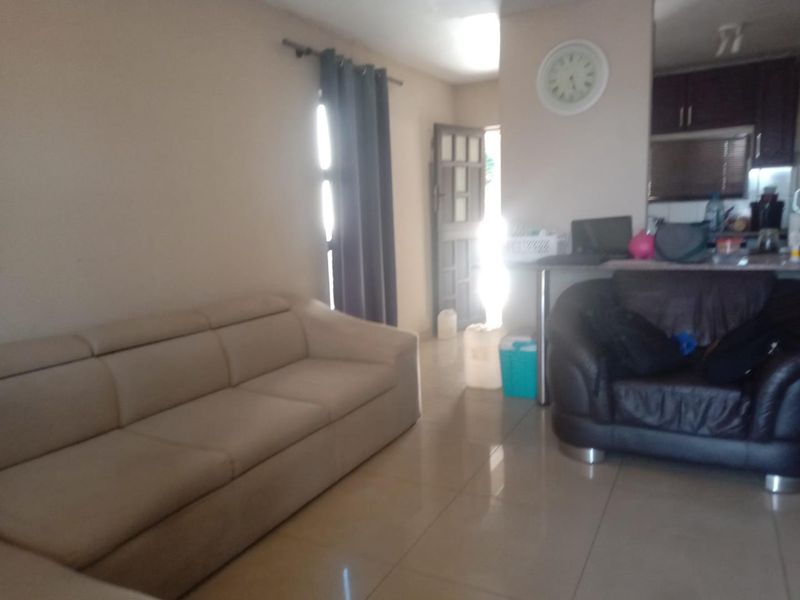 Two Bedroom For Sale In Glenwood - Photo 2
