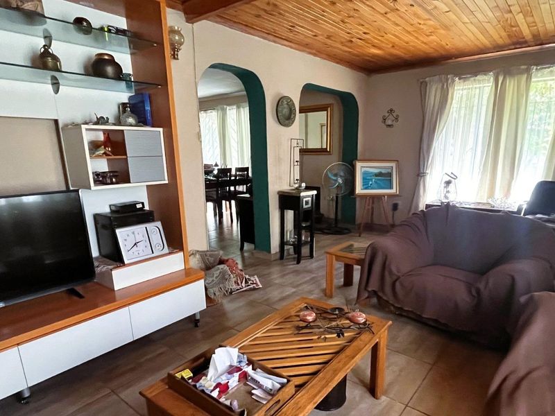 Spacious 4-Bedroom Home with Private Ensuite & Two Garages - Photo 7