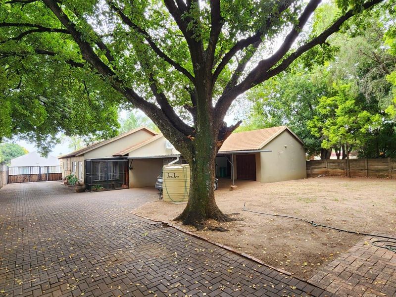 8 Bedroom Property | Main House + 2 Separate Townhouses | Exceptional Investment Opportunity - Photo 2