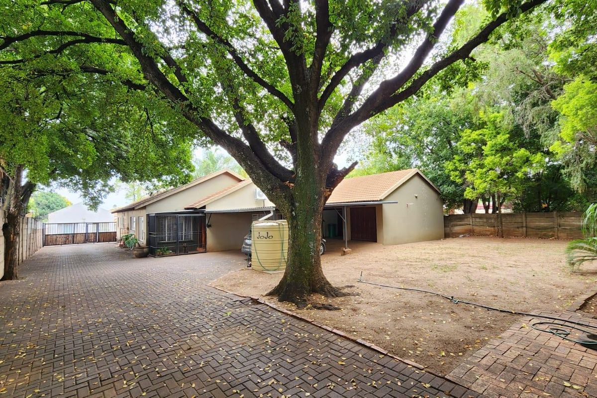 8 Bedroom Property | Main House + 2 Separate Townhouses | Exceptional Investment Opportunity - Photo 2