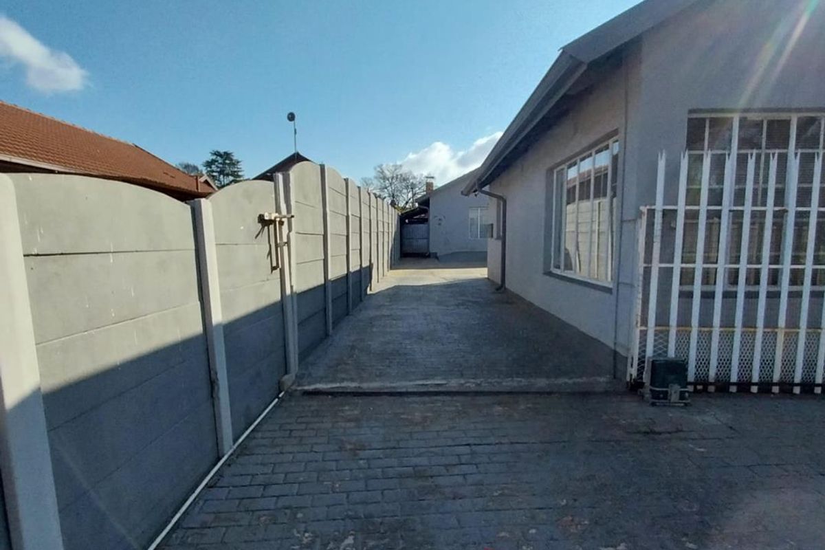 Dual Living: Main House + Self-Contained 2-Bed Flatlet - Photo 2