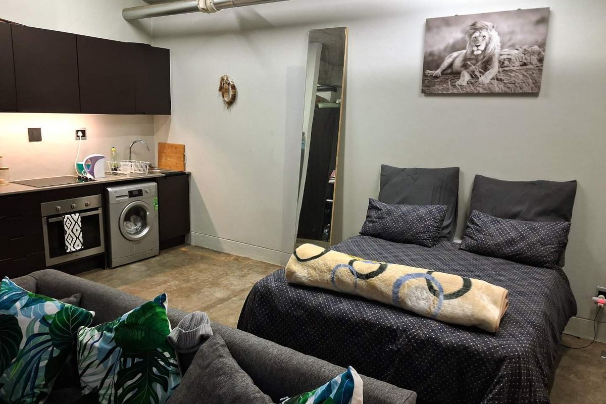 Large Bachelor Apartment FOR SALE in Maboneng - Photo 2