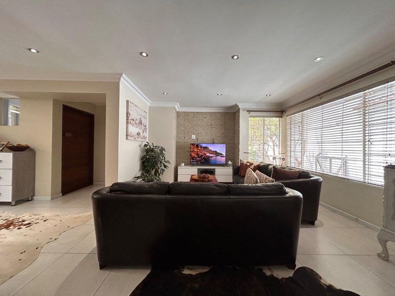 Exquisite Contemporary Residence – Full Title Home - Photo 4