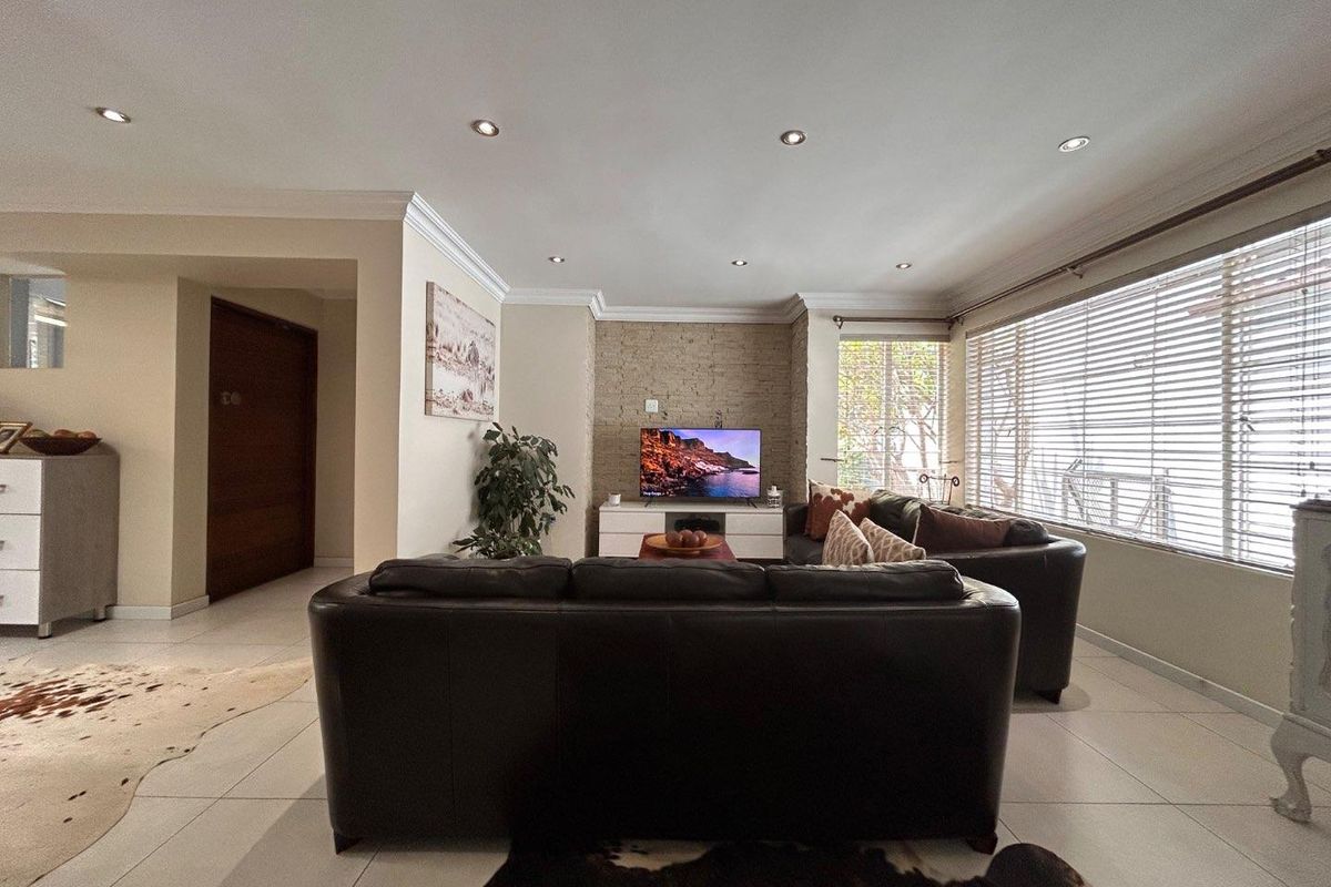 Exquisite Contemporary Residence – Full Title Home - Photo 4