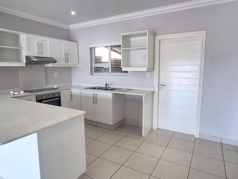 Modern 3 Bed Townhouse in Waterfall with automated Double Garage. - Photo 6