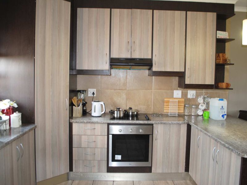 Secure Modern Contemporary Townhouse low levies. - Photo 10