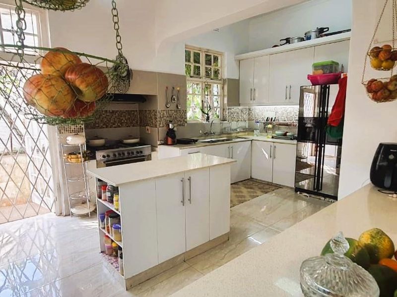 Stunning Double-Storey House with City and Sea Views in Musgrave - Photo 2