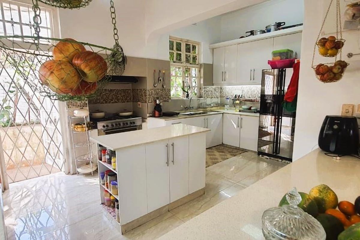 Stunning Double-Storey House with City and Sea Views in Musgrave - Photo 2