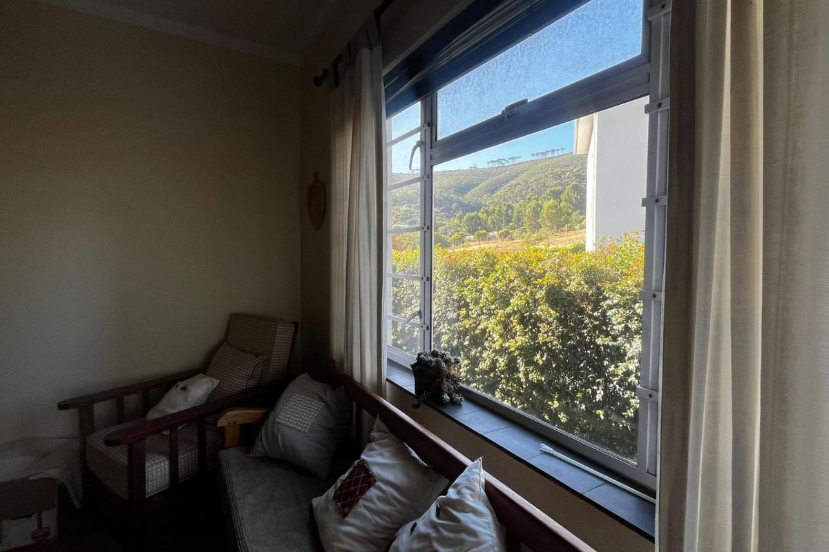 Corner Apartment Full of Potential in Leafy Tamboerskloof - Photo 4
