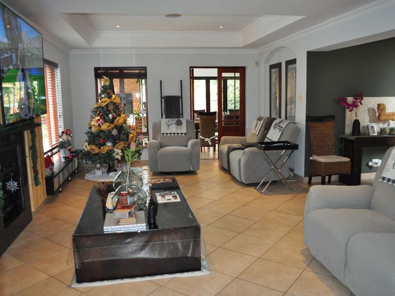 UPMARKET HOME FOR SALE IN SECURITY COMPLEX IN FAERIE GLEN - Photo 5
