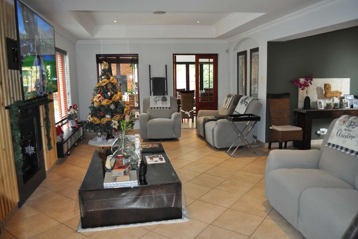 UPMARKET HOME FOR SALE IN SECURITY COMPLEX IN FAERIE GLEN - Photo 5