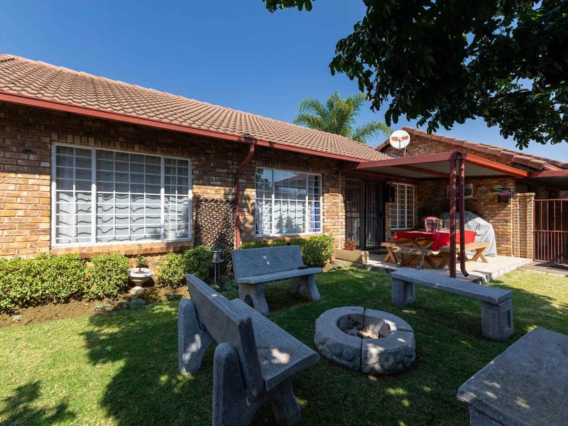 Beautiful 3-Bedroom Townhouse with a Stunning Garden - Photo 2