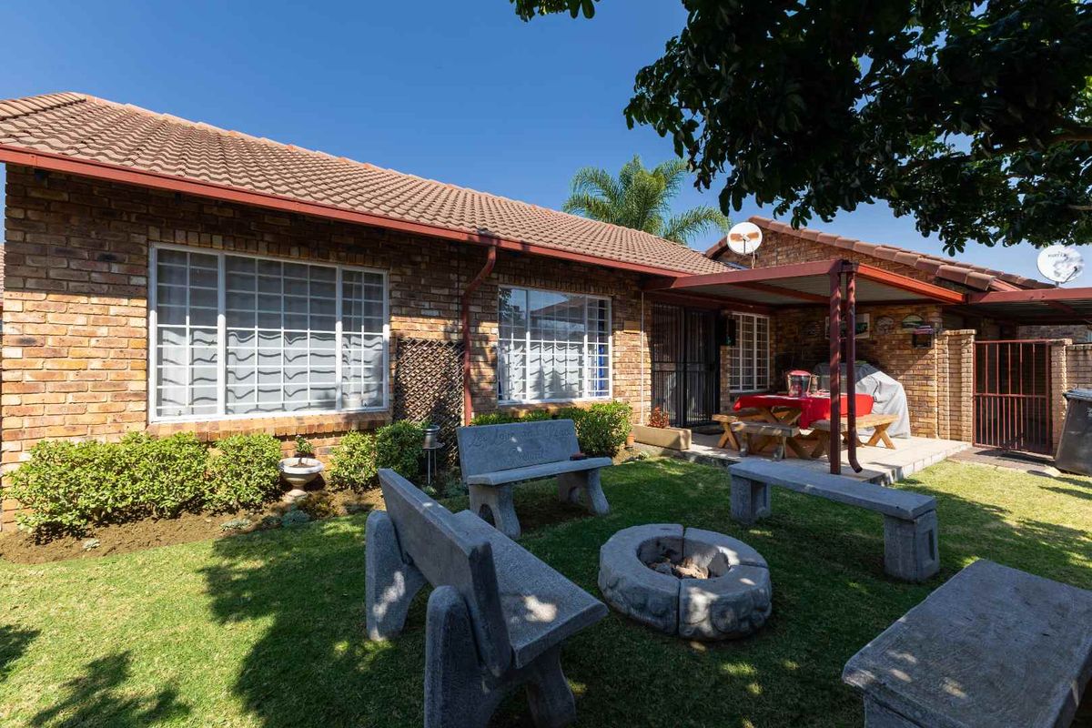 Beautiful 3-Bedroom Townhouse with a Stunning Garden - Photo 2