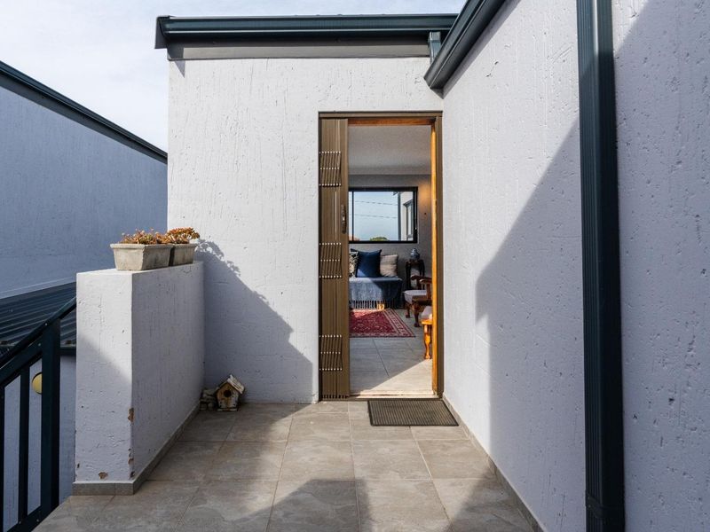 Island View living: Secure, spacious & ready for occupation - Photo 8