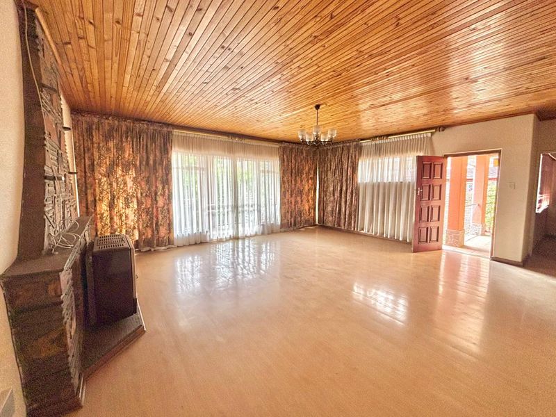 3 Bedroom Family Home with Scenic Views, Entertainment Spaces, and Unique Character In The Glenvista Hills - Photo 9