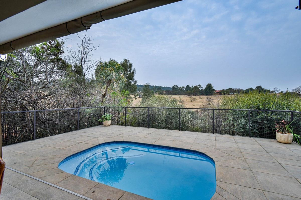 Unique and Bespoke Home with uninterrupted views. - Photo 5