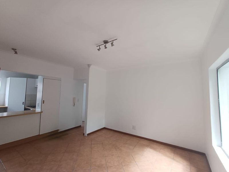 Ground Floor Gem with Private Garden – Perfect for Investors or First-Time Buyers! - Photo 4