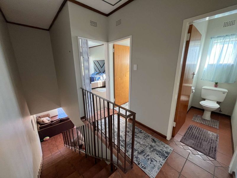 Charming 2-Bedroom Townhouse in Secure Complex - Photo 6