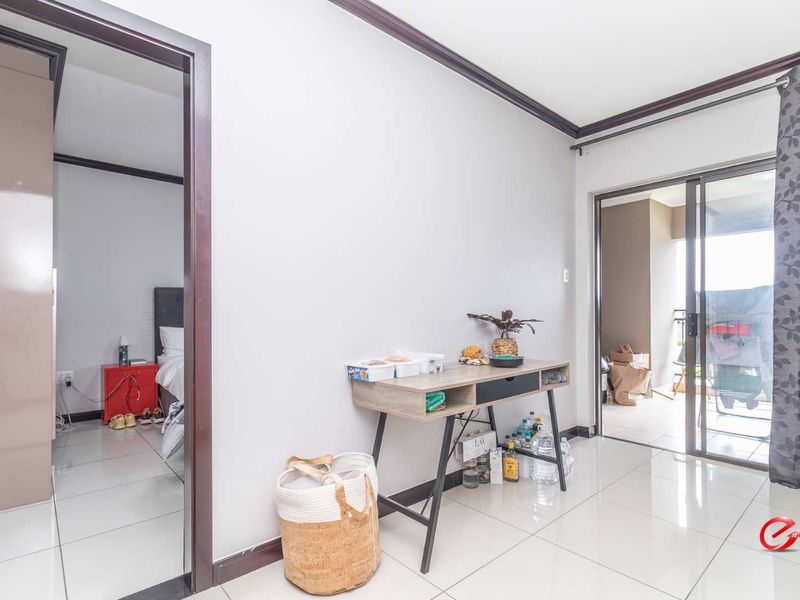 Top Floor Apartment Close to Amenities - Photo 10