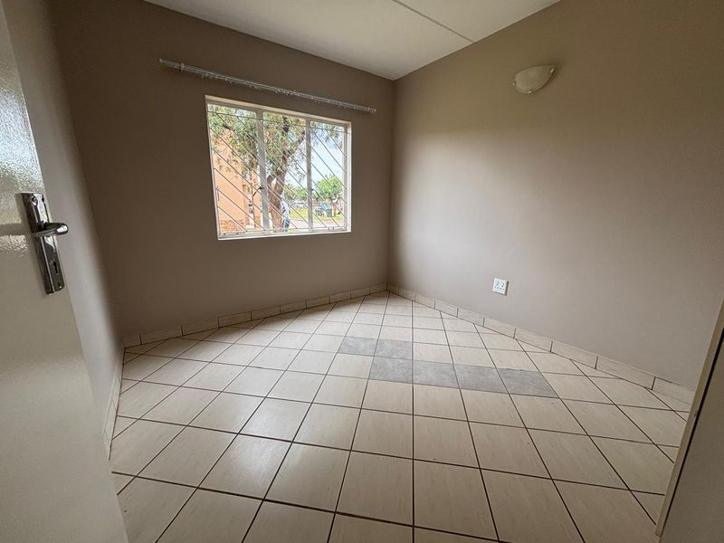 2 Bedroom 1 Bathroom Townhouse For sale in Protea Glen - Photo 6