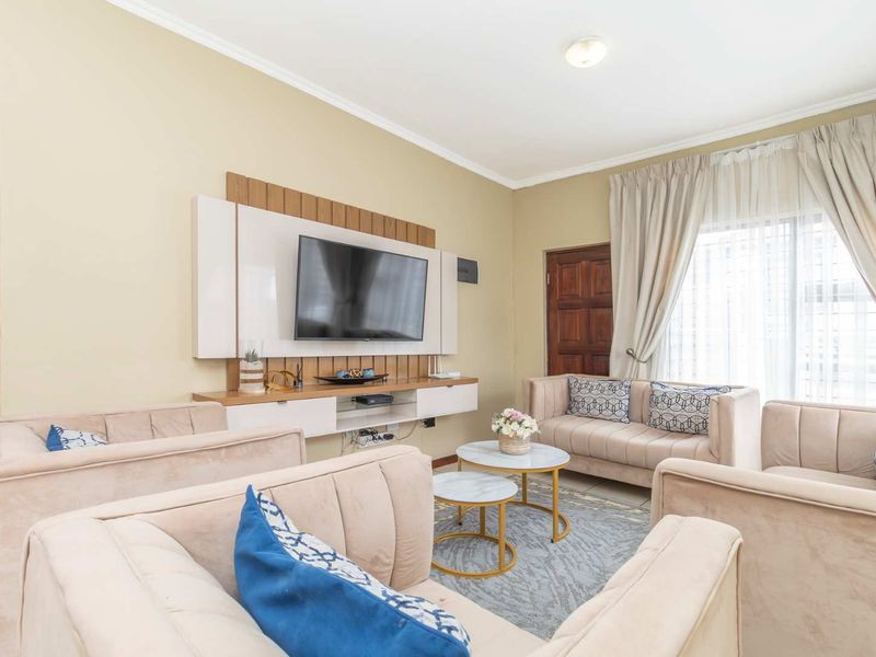 Modern Estate Living with Comfort, Style and Security - Photo 6