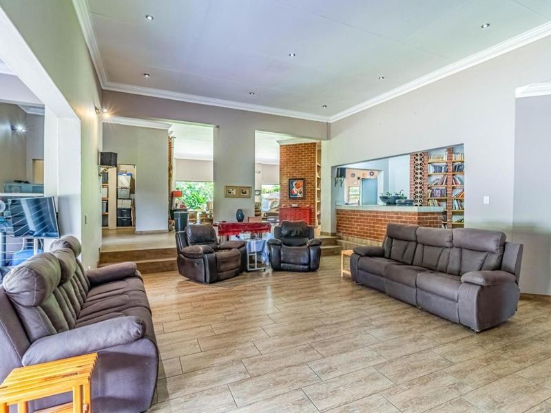4 Bedroom House For Sale in Rangeview - Krugersdorp. - Photo 10