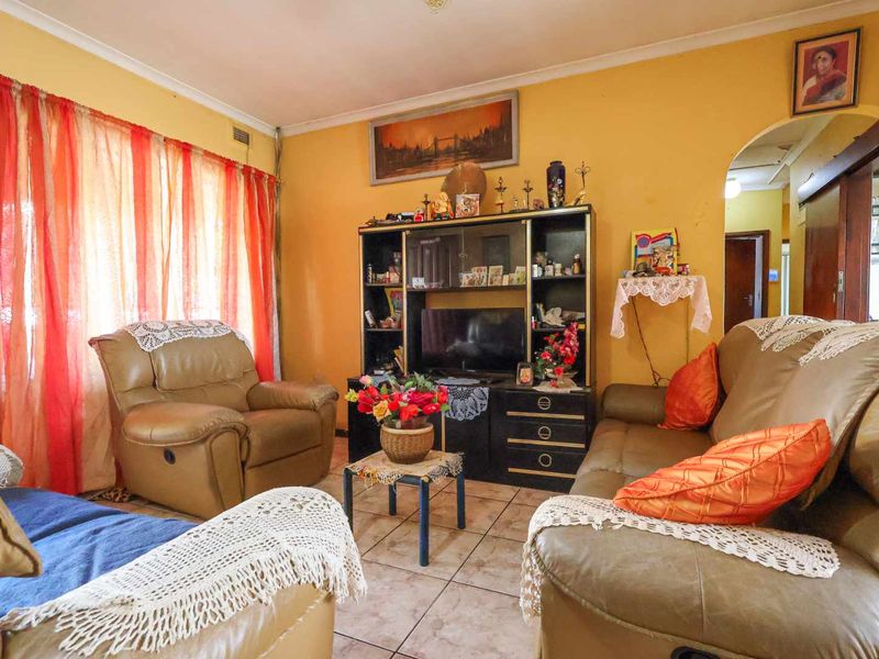 Rare Free-Standing Gem in the Heart of Kharwastan, Chatsworth! - Photo 7