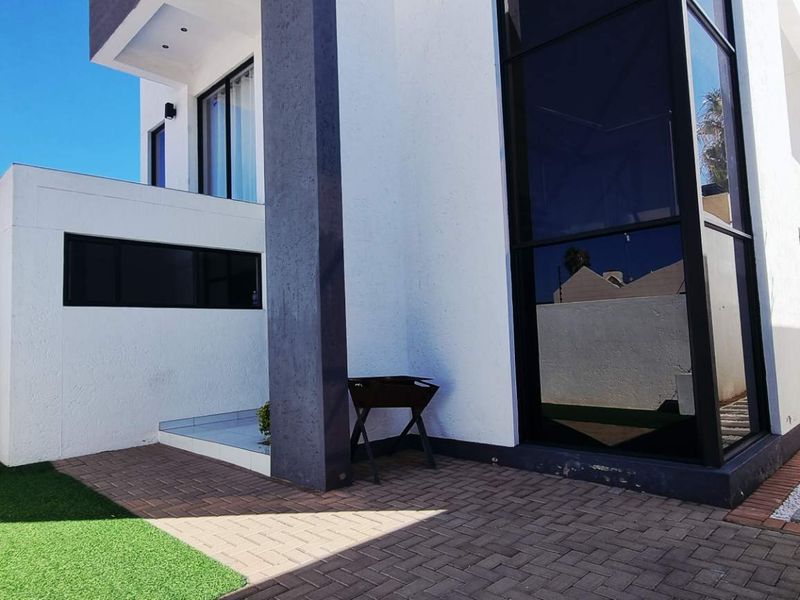 Cimbebasia 3 bedroom house with flat - Photo 7