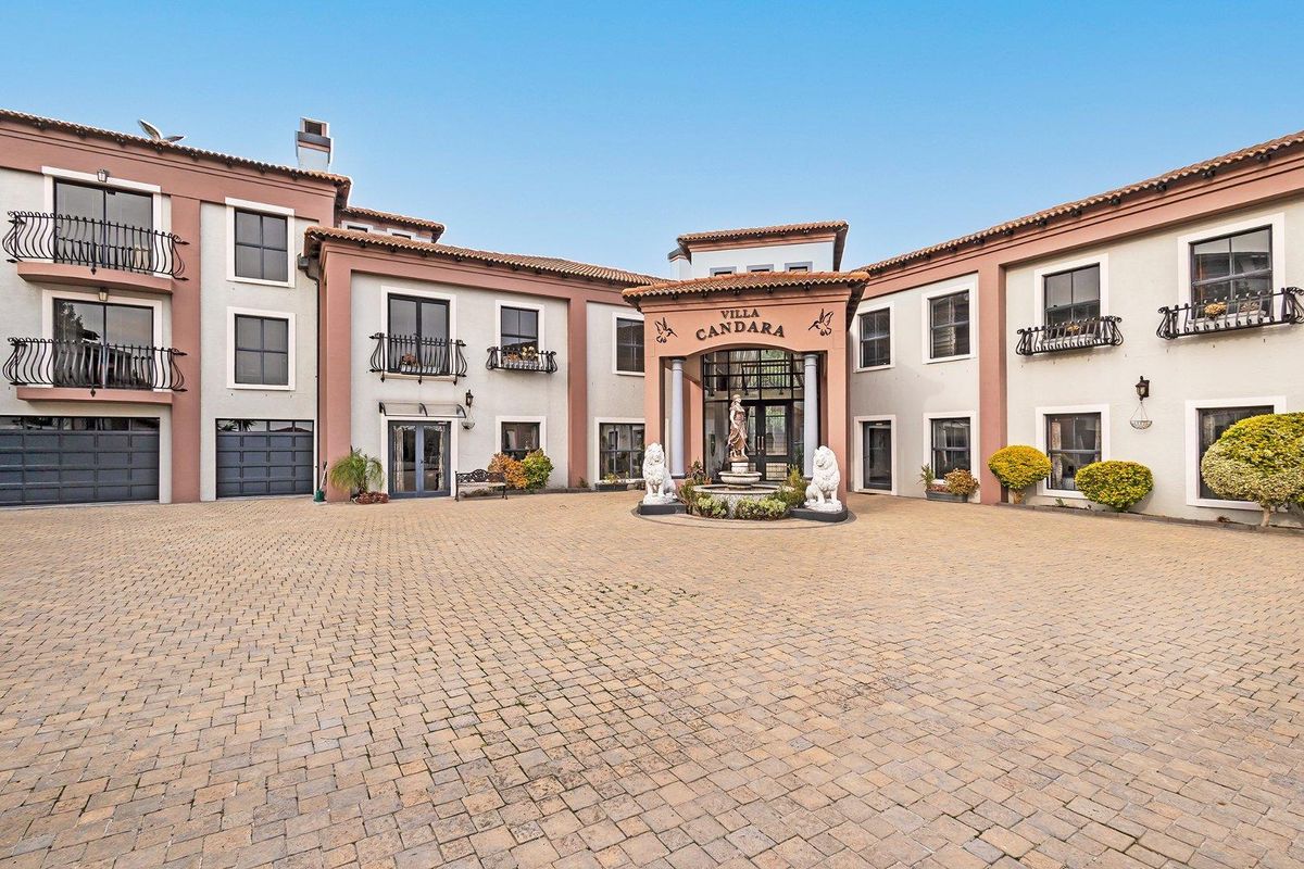 Discover the Ultimate in Exclusive Luxury and Privacy: Majestic Tuscan Mansion with Panoramic Views - Photo 3
