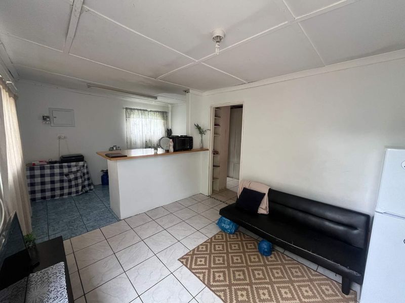 Versatile 4-Bedroom Family Home with 2 Income-Generating Flats – Upington - Photo 9