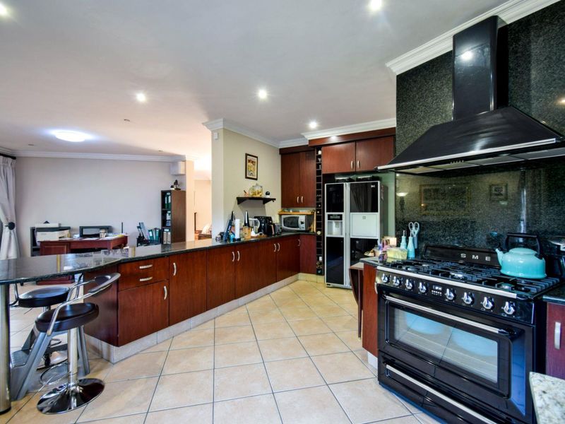 Spacious Five Bedroom home in Midstream Estate - Photo 9
