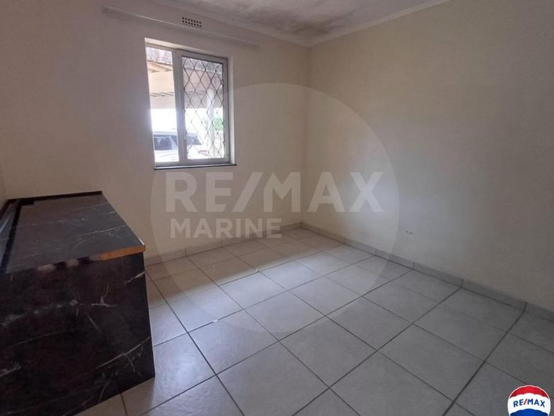 Spacious 3-Bedroom Apartment with Carport – No Pets Allowed - Photo 5