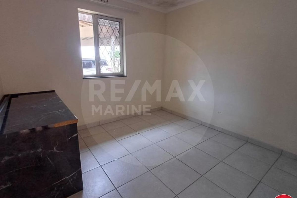 Spacious 3-Bedroom Apartment with Carport – No Pets Allowed - Photo 5