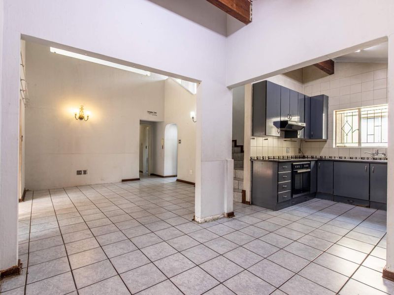 Prime location, fixer upper, lots of great exposure. Opportunity not to be missed - Photo 10