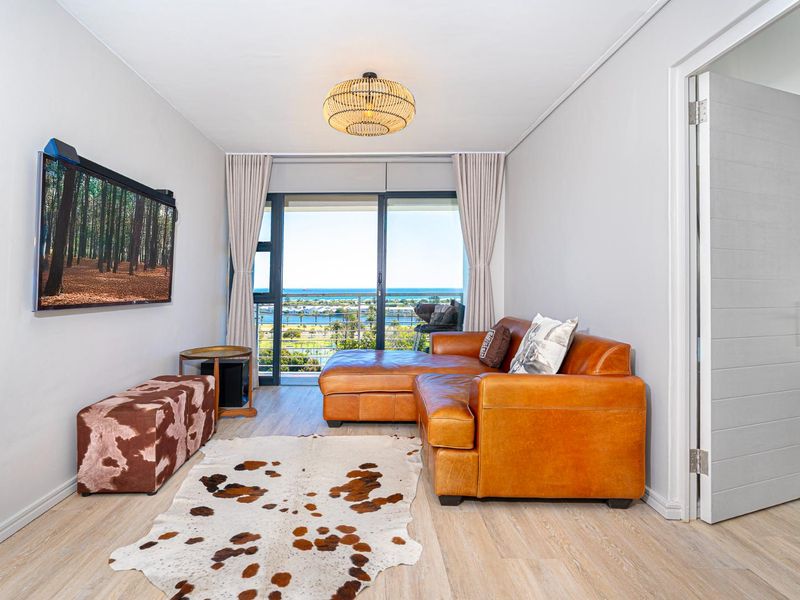 Breathtaking views from this magnificent 2 bed Apartment. - Photo 4