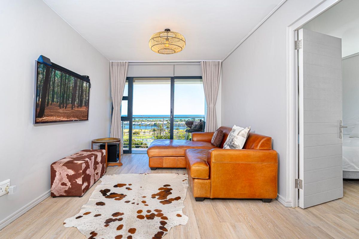 Breathtaking views from this magnificent 2 bed Apartment. - Photo 4