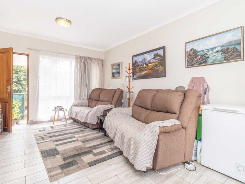 Charming two bedroom apartment in sought after suburb. - Photo 2