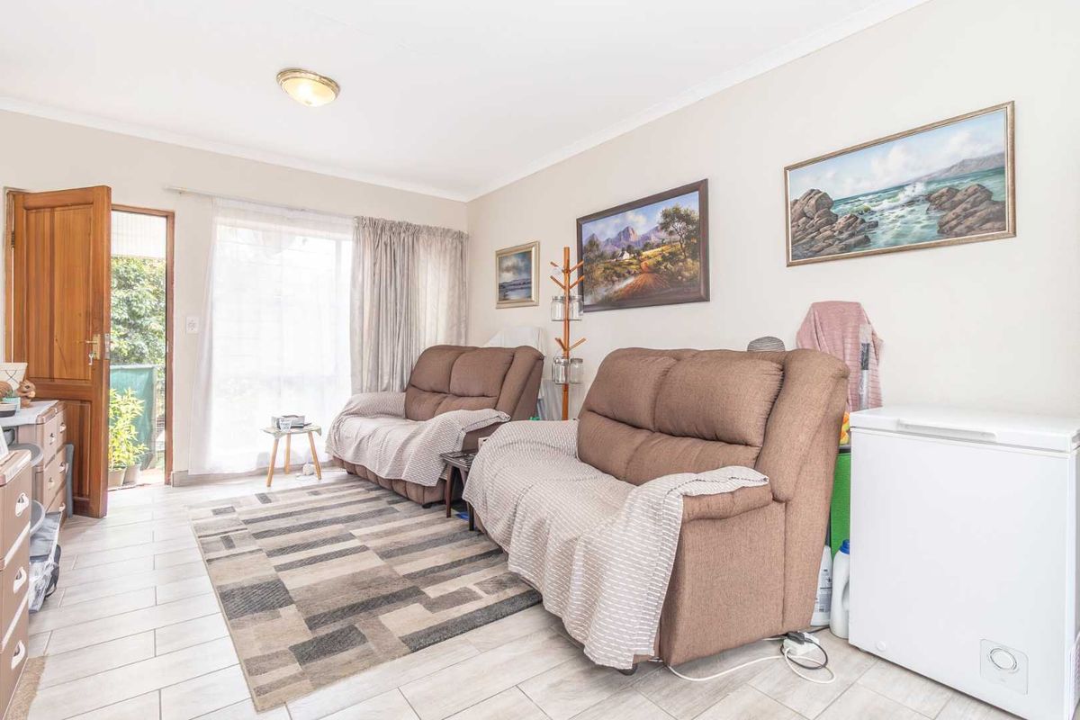 Charming two bedroom apartment in sought after suburb. - Photo 2