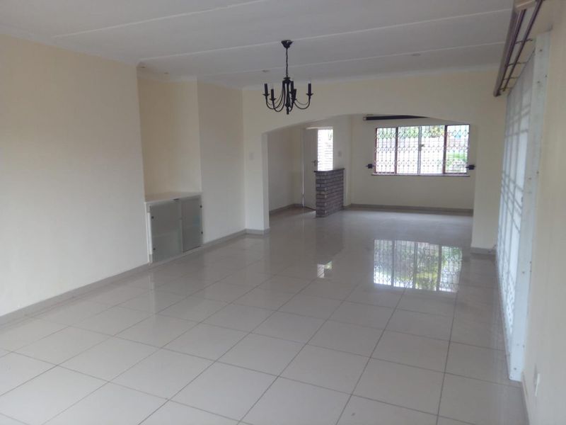 Spacious and well maintained 2 bedroom 2 bathroom simplex - Photo 3