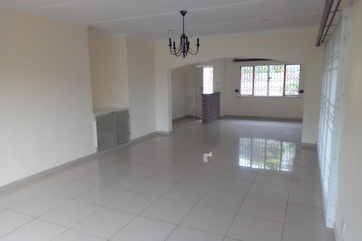 Spacious and well maintained 2 bedroom 2 bathroom simplex - Photo 3