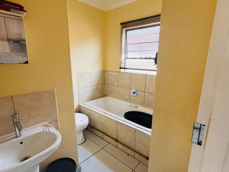 3-Bedroom Gem with Parking: Your Next Investment Awaits! - Photo 6