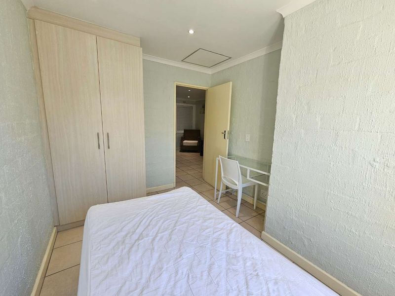 Beautifully renovated and furnished 2 Bed 1 Bath Apartment with open plan living area with kitchenett - Photo 7