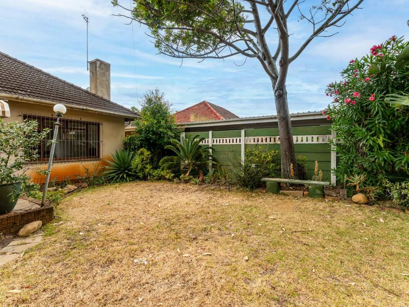 Charming Corner-Plot Home Opposite Royal Cape Golf Course - Photo 2