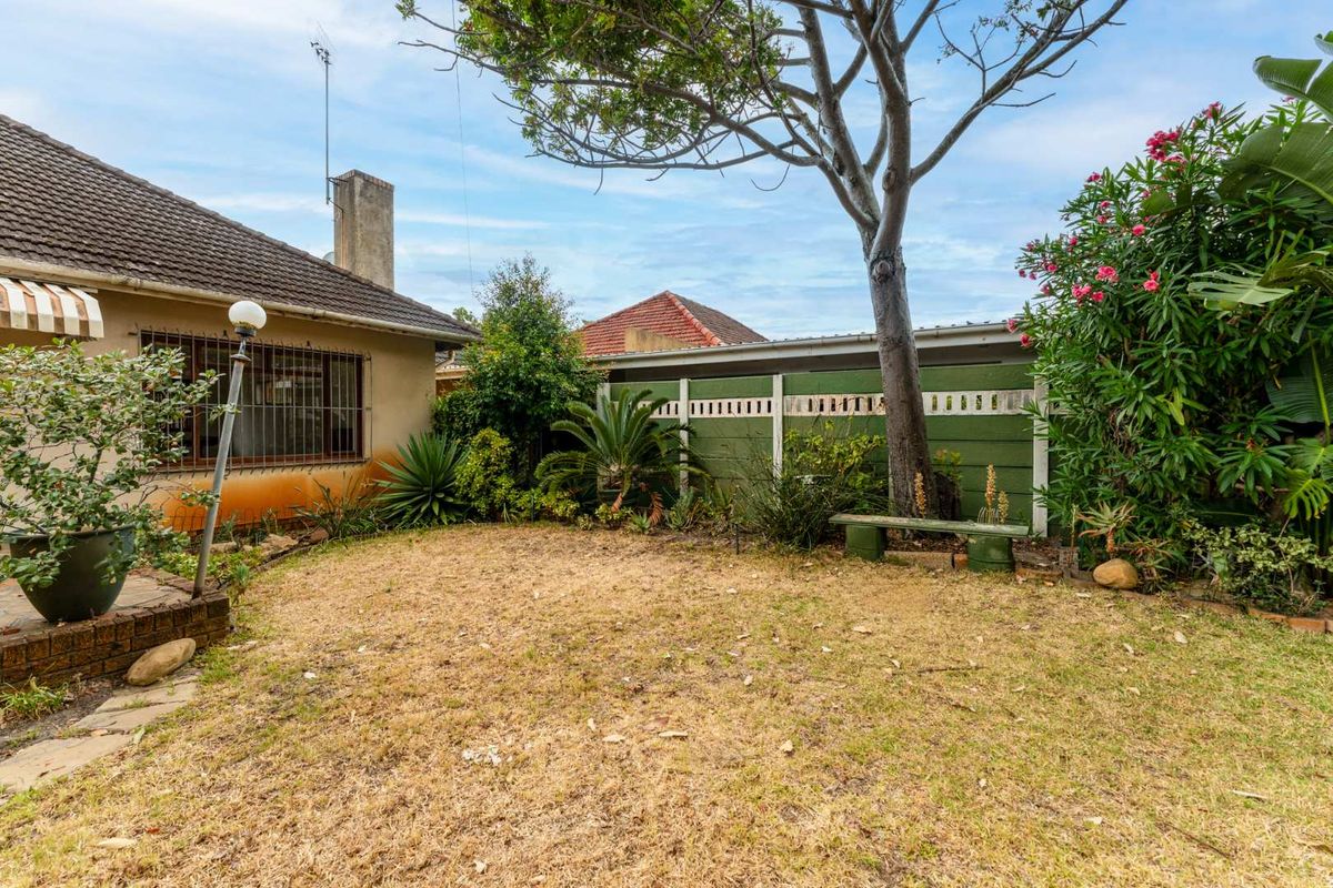 Charming Corner-Plot Home Opposite Royal Cape Golf Course - Photo 2