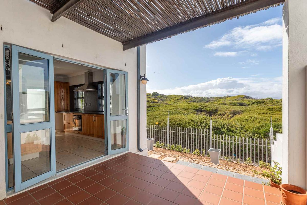 4 Bedroom House To Rent In Big Bay - Photo 3